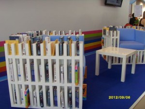 Кресла-книжные полки на одном из стендов ММКВЯ