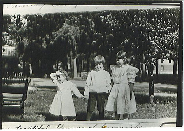 Эрнест Хемингуей с сестрами Урсулой и Марселлиной в возрасте 6 лет. Первый день в гимназии, 1905 год