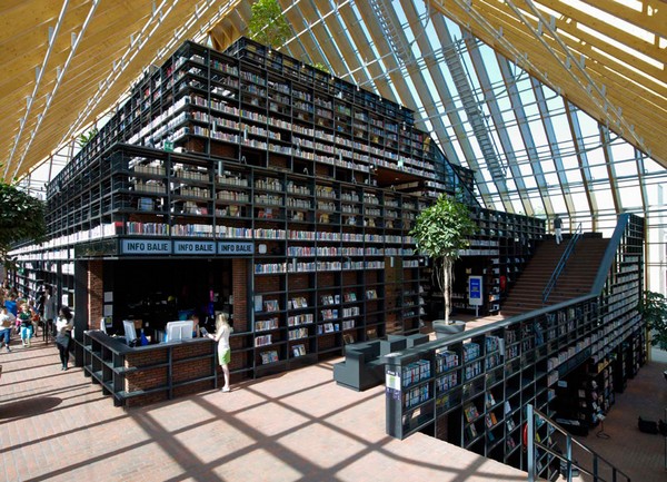 дорожка вокруг стеллажей библиотеки-пирамиды составляет 470 м в длину
