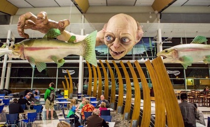 Горлум ловит рыбу в зале-ресторане аэропорта Новозеландской столицы г. Веллингтона