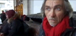 кадр из интервью с читающим бездомным с метро "Белорусская"