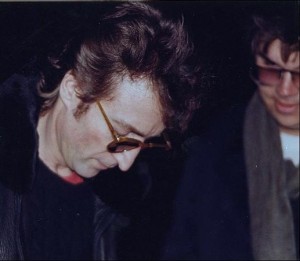 Джон Леннон дает авторгаф своему убийце Марку Чепмену