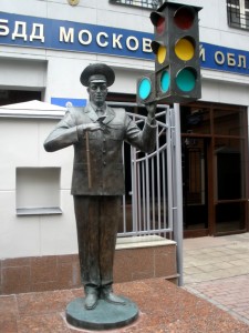 памятник Дяде Степе перед зданием ГИБДД в Москве