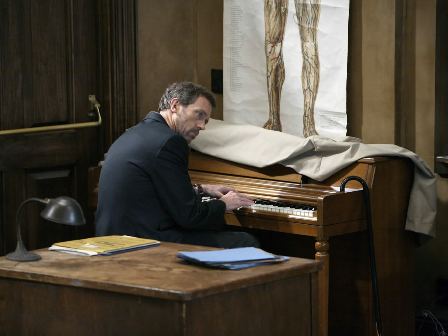 доктор Хаус играет на пианино