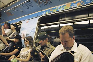 читатели в метро