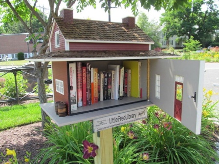 библиотечный домик Little Free Library - другое время года в другом месте