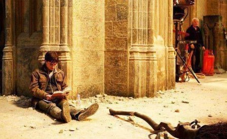 Дэниэл Рэдклифф читает "Гарри Поттера" на съемках "Гарри Поттера"