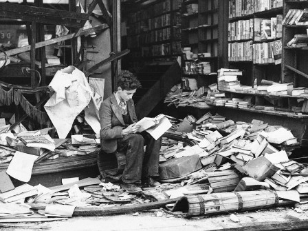 мальчик читает в разрушенном войной Лондоне