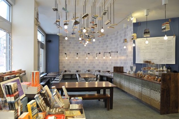 «книжные лампы» в кофейне при книжном магазине