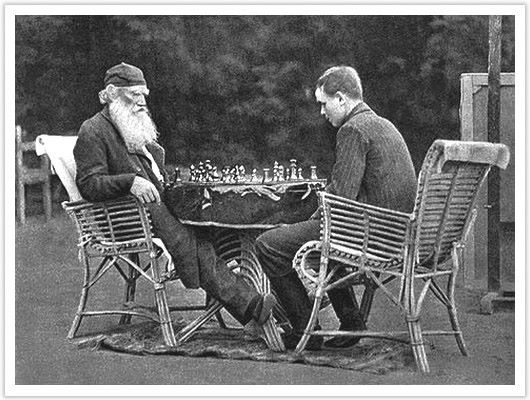 Л.Н.Толстой и сын играют в шахматы
