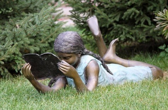 девушка читает во Владивостоке - Россия