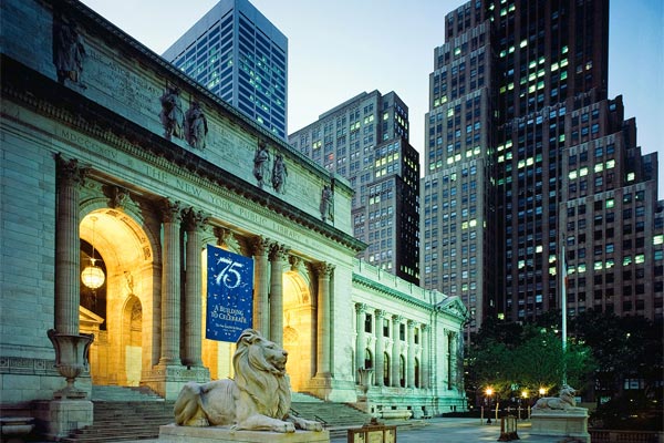 львы на входе в Публичную библиотеку Нью-Йорка - Терпение и Стойкость