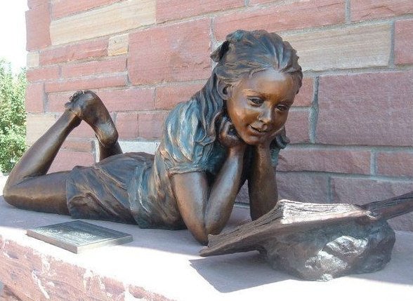 памятник читающей девочке в американском Колорадо