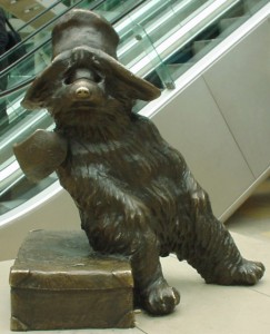 Бронзовая статуя медвежонка Паддингтона на Паддингтонском вокзале