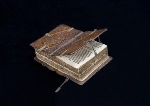 Книга XVI века, книгу можно читать 6 разными способами, интересные факты о книгах, необычные книги