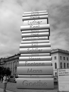 Монумент в память об Иоганне Гутенберге в Берлине, литература в картинках, памятники книгам