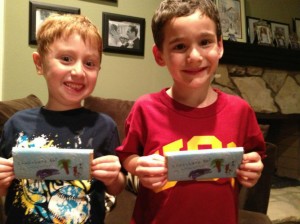 Дилан и Иона с книгой "Шоколадка", 7-летний мальчик написал книгу для друга, книги для детей, 7-летний мальчик спас друга, детская литература