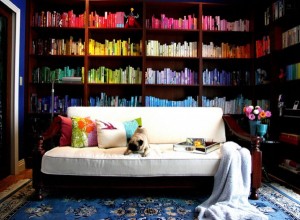 Идея для домашней библиотеки, расставьте книги по цветам, литература в картинках
