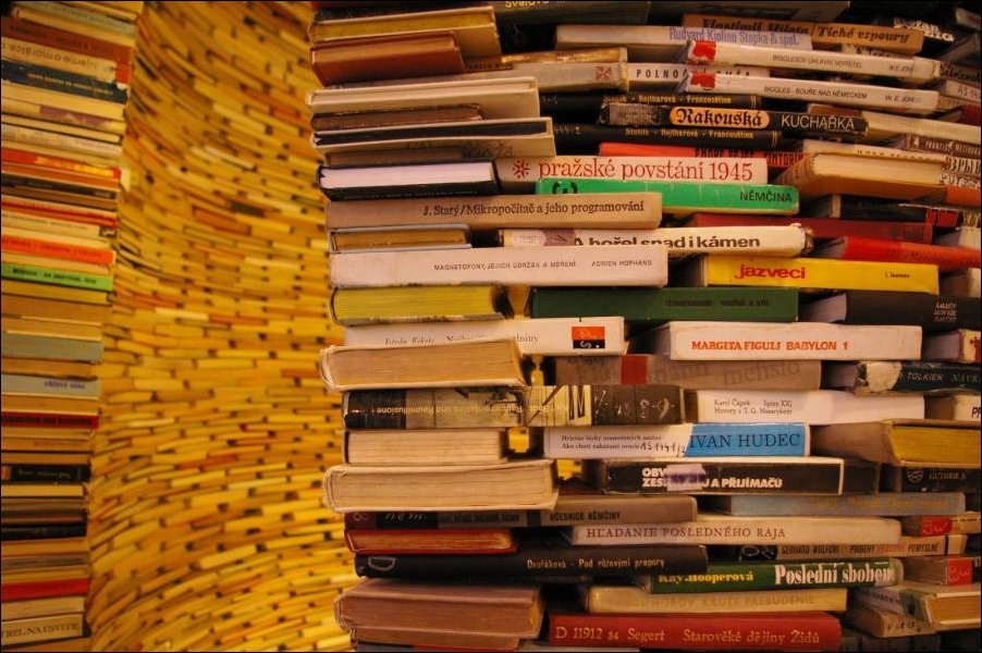 «Tower of books» - бесконечный тоннель из книг