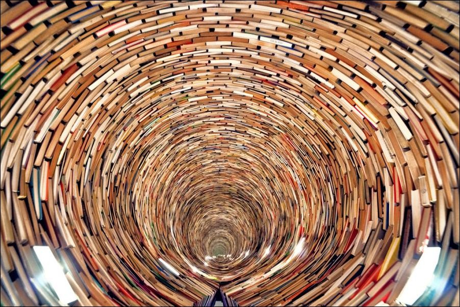«Tower of books» - бесконечный тоннель из книг