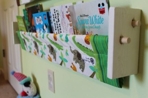 Книжная полка для детской комнаты, литература в картинках
