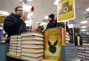 7 декабря одновременно по всей России начались продажи русскоязычной версии книги «Гарри Поттер и Проклятое дитя»