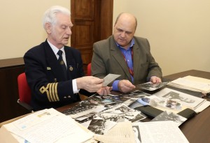 Капитан второго ранга запаса Виктор Геманов передал музею архив