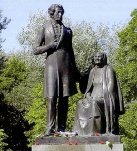 Памятник Пушкину и няне в Летнем саду Пскова