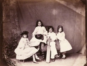 Алиса со своими сестрами и братом, фотография Льюиса Кэролла, весна 1860 года