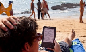 Туристка в Гоа читает Amazon Kindle