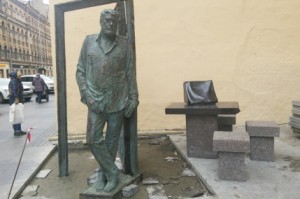 Памятник Довлатову на улице Рубинштейна