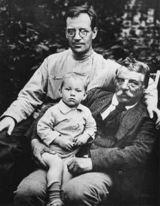 Борис Пильняк со своим отцом Генрихом Вогау и своим сыном Андреем, Коломна, лето 1923