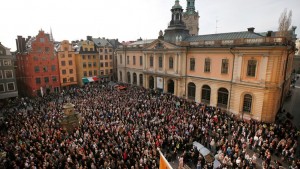 Протестующие в Стокгольмском «Сторторете» демонстрируют поддержку бывшего секретаря шведской академии Сары Даниус.