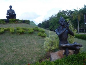 Памятник поэту в парке Сунтон Пу