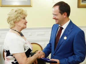 Антонина Пикуль вручает премию Владимиру Мединскому