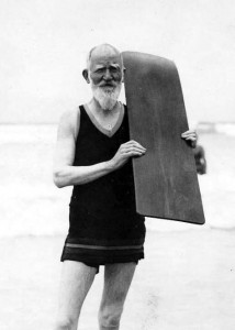 Джордж Бернард Шоу с доской для серфинга на пляже Muizenberg, 1931
