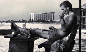 Молодой Хантер С. Томпсон, пишущий на пляже