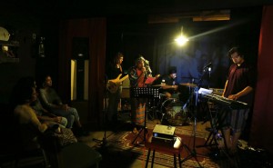 Поэты и музыканты, выступающие в Bakar Purgatory, экспериментальная поэзия и музыкальная витрина в Gaslight Cafe в июле 2018 года