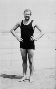 Эрнест Хемингуэй на пляже, Сан-Себастьян, Испания, ок. 1929