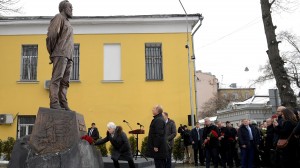 Памятник Солженицыну3