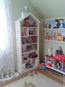 Книжный шкаф-домик в детскую