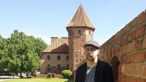Алексей Иванов рядом с одним из замков Тевтонского ордена