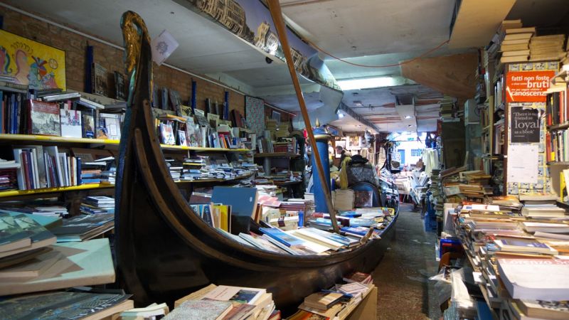 Во время наводнения в Венеции пострадал знаменитый книжный магазин «Аcqua Alta»