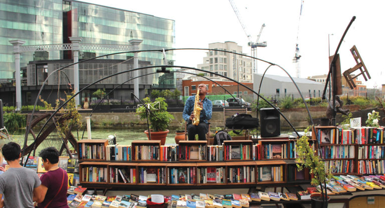 Плавучий книжный магазин-баржа «Слово на воде» в Лондоне